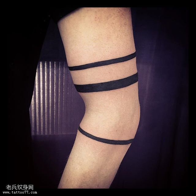 手臂点刺臂环纹身图案