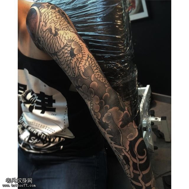 经典黑灰写实龙图腾纹身图案