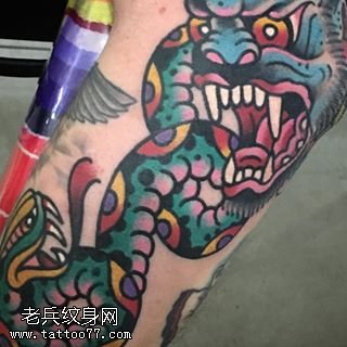 腿部龙蛇大战纹身图案