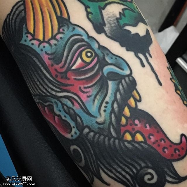 腿部经典彩绘的般若纹身图案