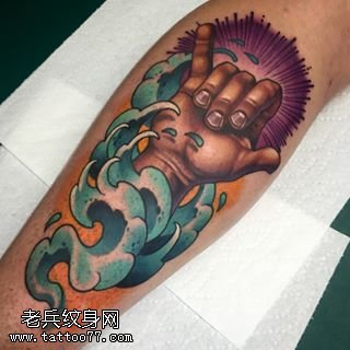 小腿部一只手纹身图案