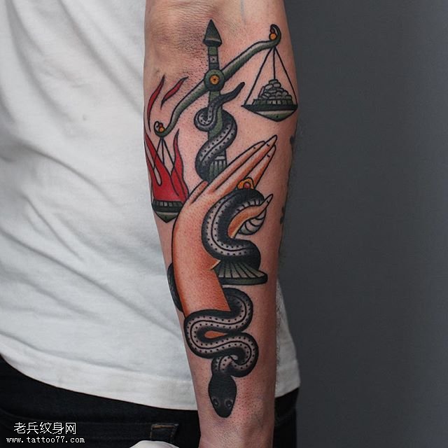 手臂上的蛇天平纹身图案