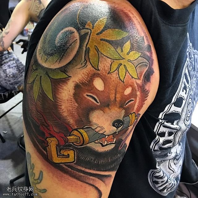 大臂彩绘的小浣熊纹身图案