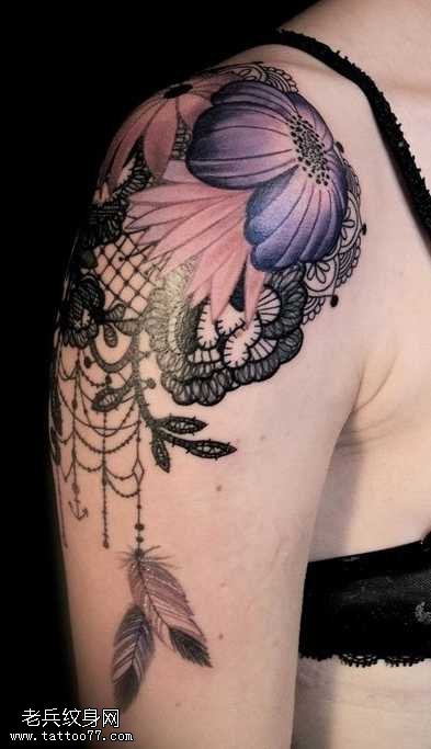 手臂漂亮的黑色蕾丝纹身图案