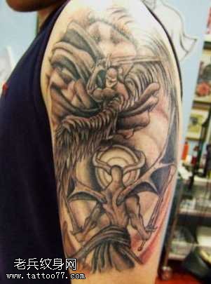 手臂帅气的插画纹身图案