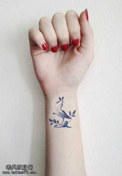 手臂鸽子纹身图案