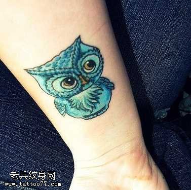 手臂呆萌的猫头鹰纹身图案