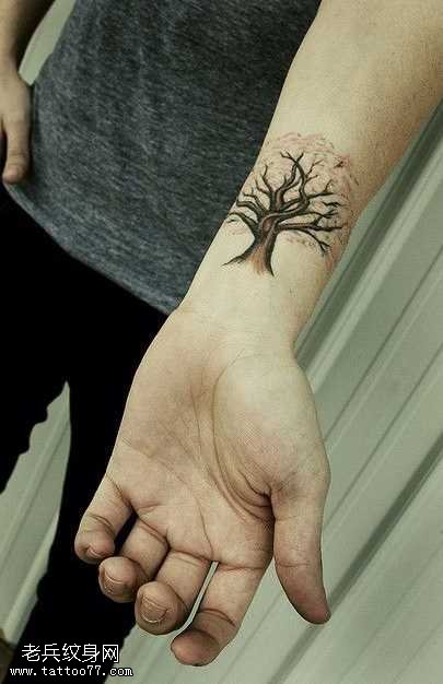 手臂处一颗小树纹身图案