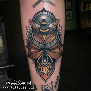 小臂经典花卉蜜蜂纹身图案