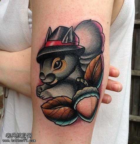 手臂一只小老鼠纹身图案