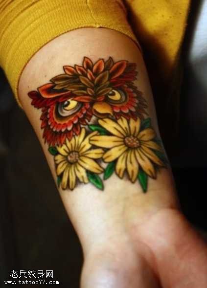 手臂漂亮的猫头鹰花朵纹身图案