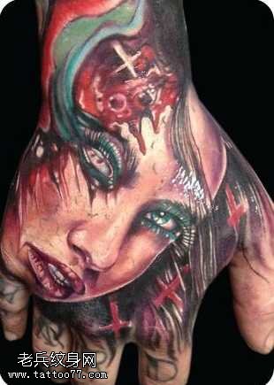 手臂恐怖的女性头像纹身图案