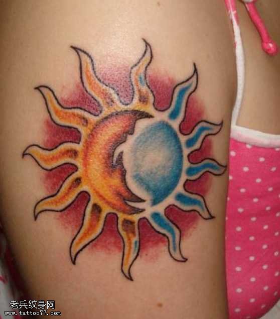 手臂彩色太阳纹身图案