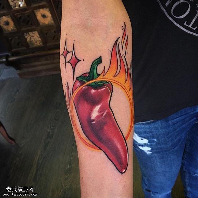 手臂上火红的辣椒纹身图案