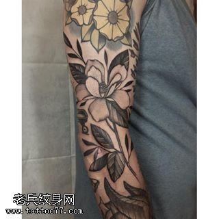 手臂经典花卉植物纹身图案