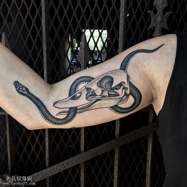 大臂的一条小蛇纹身图案