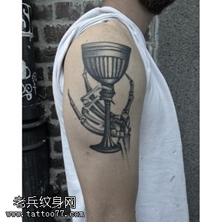 大臂上酒杯纹身图案