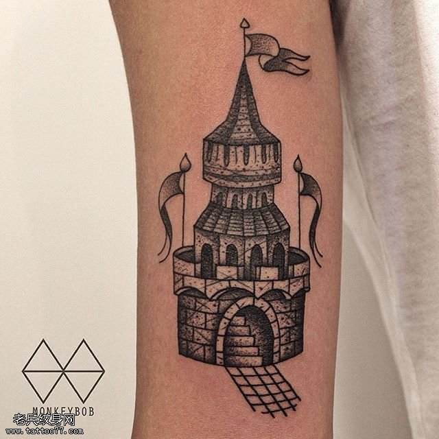 手臂的宝塔纹身图案