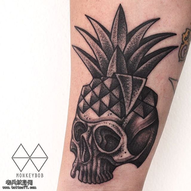 手臂菠萝骷髅纹身图案