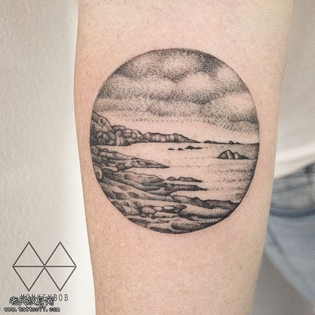手臂点刺圆风景纹身图案