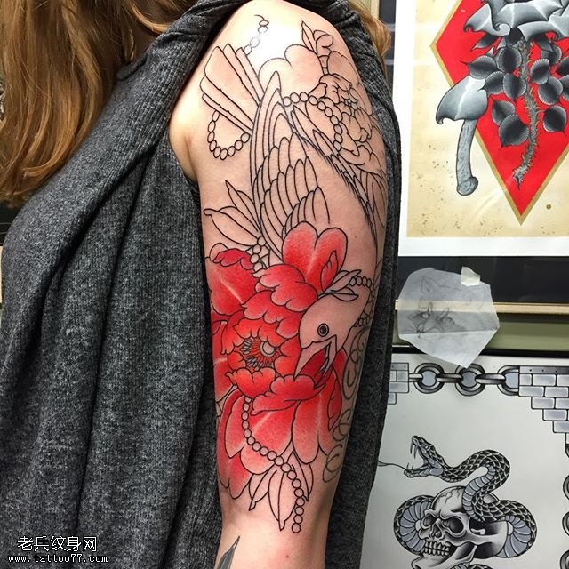 大臂火红的牡丹纹身图案