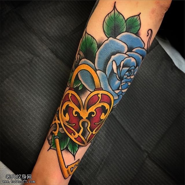 手臂玫瑰锁纹身图案