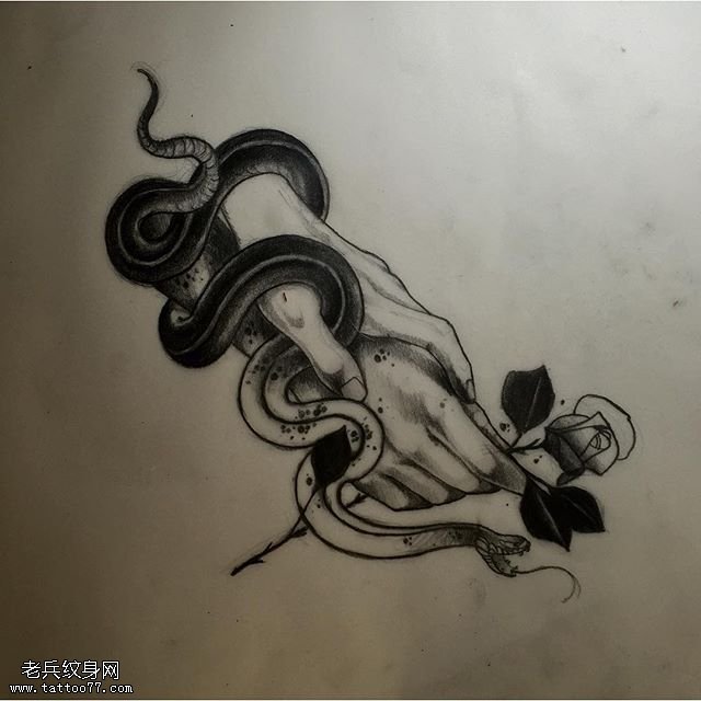手臂蛇戏双手纹身图案