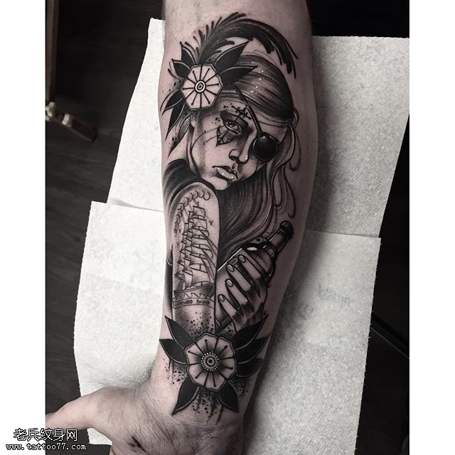 大臂独眼美女纹身图案