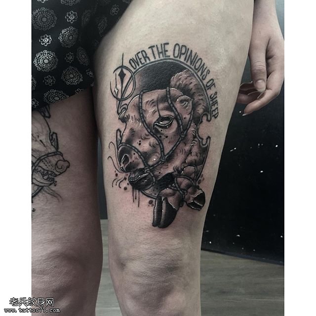 大腿套住的羊纹身图案