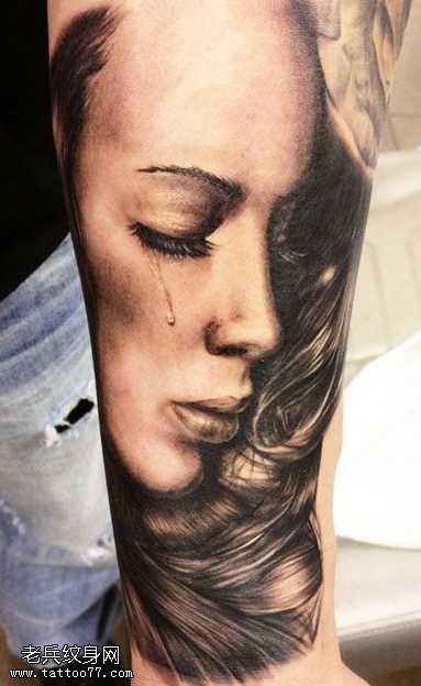 手臂美女流泪纹身图案