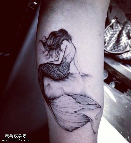 手臂灰白美人鱼纹身图案