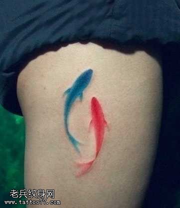 手臂彩色金鱼纹身图案