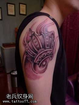 手臂帅气的皇冠纹身图案