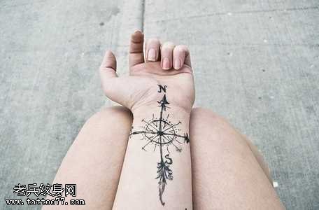 手臂指南针纹身图案