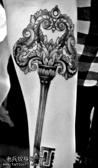 手臂黑白魔杖纹身图案