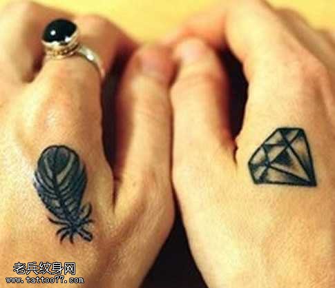 手背钻石和笔纹身图案