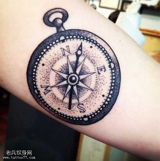 手臂简单指南针纹身图案