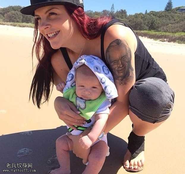 手臂性感妈咪的纹身图案
