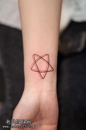手臂星星纹身图案