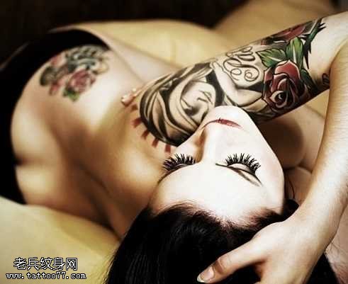 手臂彩色玫瑰纹身图案