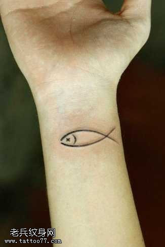 手臂小鱼纹身图案