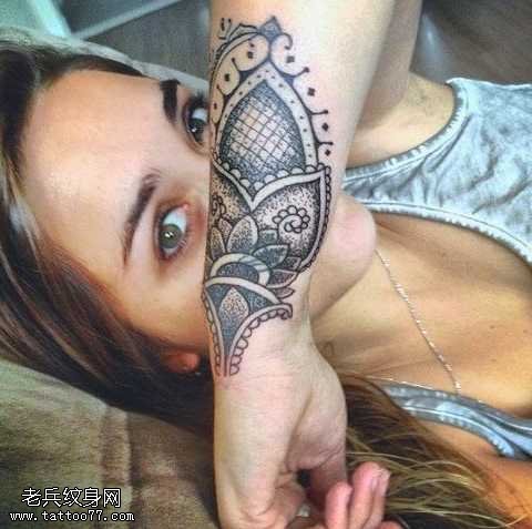 手臂唯美漂亮的黑白纹身图案