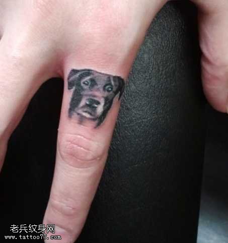 手指小狗纹身图案