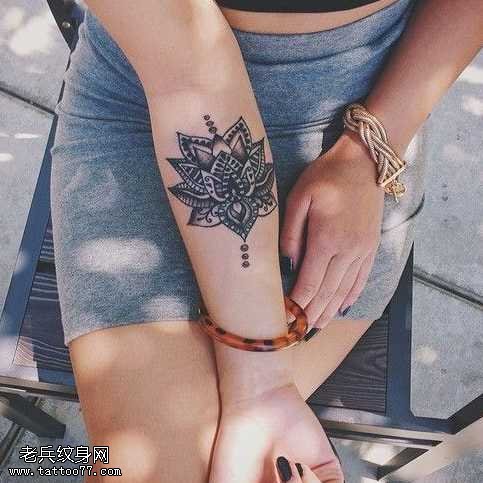 手臂漂亮的梵花纹身图案