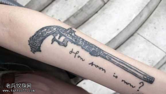 手臂炫酷的手枪纹身图案