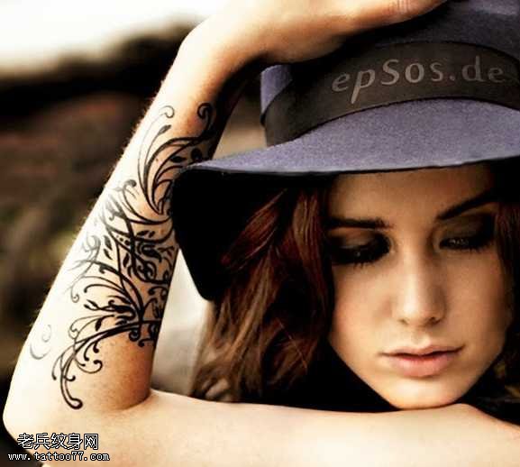 手臂漂亮的花藤纹身图案