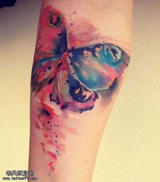 手臂抽象蝴蝶纹身图案