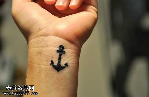 手腕小巧黑色的船锚纹身图案