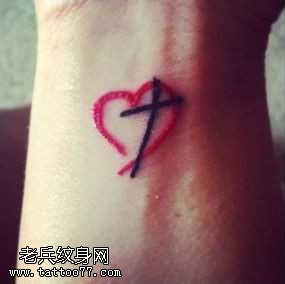 手腕爱心十字架纹身图案