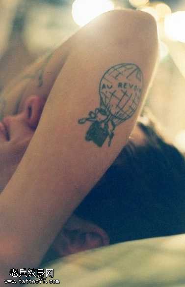 手臂漂亮的热气球纹身图案